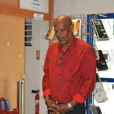 Photo 1 - L'association AMOPA GUADELOUPE fait un don à la médiathèque municipale